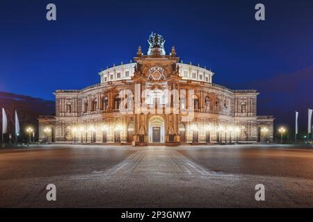 Semperoper Opéra à Theaterplatz la nuit - Dresde, Soxony, Allemagne Banque D'Images