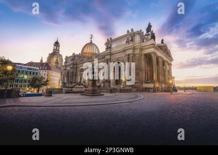 Bruhls terrasse au coucher du soleil avec l'Académie des Beaux-Arts de Dresde et l'église Frauenkirche - Dresde, Saxe, Allemagne Banque D'Images