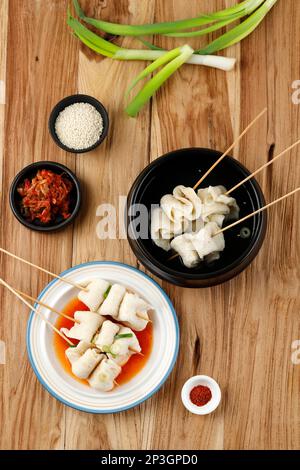 Top vie Eomukguk ou soupe coréenne au gâteau au poisson, Odeng ou soupe coréenne au gâteau au poisson avec diverses sauces au bouillon. Servi avec Kimchi. Banque D'Images