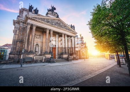 Terrasse de Bruhls et Académie des Beaux-Arts de Dresde au coucher du soleil - Dresde, Saxe, Allemagne Banque D'Images