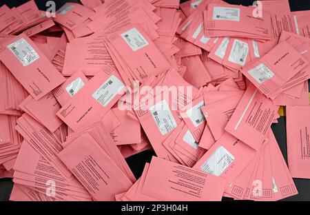 05 mars 2023, Hesse, Francfort-sur-le-main : les enveloppes de bulletins de vote des absents sont placées sur une table dans une salle d'exposition. Environ 509 000 habitants de Francfort sont appelés à voter pour un nouveau leader de la ville. Photo: Arne Dedert/dpa Banque D'Images