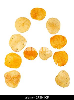Lettre A faite de chips de pomme de terre et isolée sur fond blanc. Concept de l'alphabet alimentaire. Une lettre de l'ensemble de police de puce de pomme de terre facile à empiler. Banque D'Images