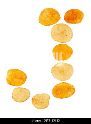 Lettre J faite de chips de pomme de terre et isolée sur fond blanc. Concept de l'alphabet alimentaire. Une lettre de l'ensemble de police de puce de pomme de terre facile à empiler. Banque D'Images