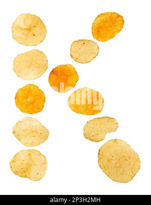 Lettre K en chips de pomme de terre et isolée sur fond blanc. Concept de l'alphabet alimentaire. Une lettre de l'ensemble de police de puce de pomme de terre facile à empiler. Banque D'Images