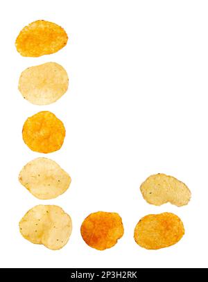 Lettre L faite de chips de pomme de terre et isolée sur fond blanc. Concept de l'alphabet alimentaire. Une lettre de l'ensemble de police de puce de pomme de terre facile à empiler. Banque D'Images