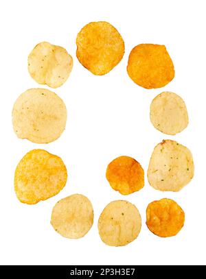Lettre Q faite de chips de pomme de terre et isolée sur fond blanc. Concept de l'alphabet alimentaire. Une lettre de l'ensemble de police de puce de pomme de terre facile à empiler. Banque D'Images
