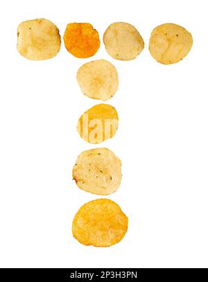 Lettre T faite de chips de pomme de terre et isolée sur fond blanc. Concept de l'alphabet alimentaire. Une lettre de l'ensemble de police de puce de pomme de terre facile à empiler. Banque D'Images
