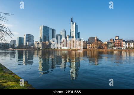 Horizon de Francfort avec les bâtiments de main River et Skyscraper - Francfort, Allemagne Banque D'Images