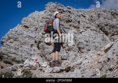 Traversée touristique de la via ferrata avec équipement dans les dolomites. Dolomites, Italie Banque D'Images