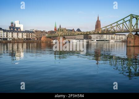 Eiserner Steg (passerelle en fer) à River main - Francfort, Allemagne Banque D'Images