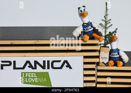 05 mars 2023, Slovénie, Planica: Ski nordique: Championnat du monde, conclusion. La mascotte officielle Vita, un héron, est sur le podium. Photo: Daniel Karmann/dpa Banque D'Images