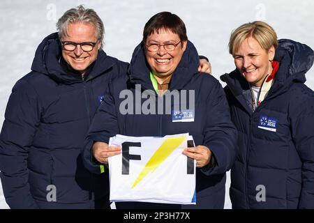 05 mars 2023, Slovénie, Planica: Ski nordique: Championnats du monde, clôture. Rita Ottervik (M), maire de Trondheim (Norvège), détient le drapeau de la FIS qu'elle a reçu plus tôt, à côté de l'ancien skieur norvégien de fond Age Skinstad et Siri Darell. Les prochains championnats du monde nordique de ski se tiendront à Trondheim, en Norvège, en 2025. Photo: Daniel Karmann/dpa Banque D'Images