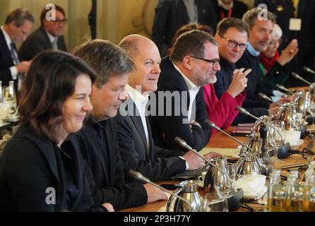 05 mars 2023, Brandebourg, Gransee/OT Meseberg: Le chancelier OLAF Scholz (M, SPD) ouvre la réunion privée du cabinet fédéral à la maison d'hôtes du gouvernement fédéral. Photo: Soeren Stache/dpa Banque D'Images