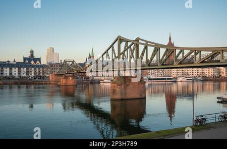 Eiserner Steg (passerelle en fer) à River main - Francfort, Allemagne Banque D'Images