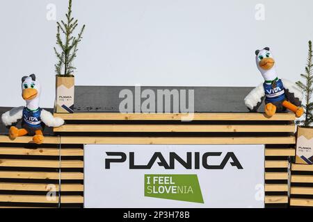 05 mars 2023, Slovénie, Planica: Ski nordique: Championnat du monde, conclusion. La mascotte officielle Vita, un héron, est sur le podium. Photo: Daniel Karmann/dpa Banque D'Images