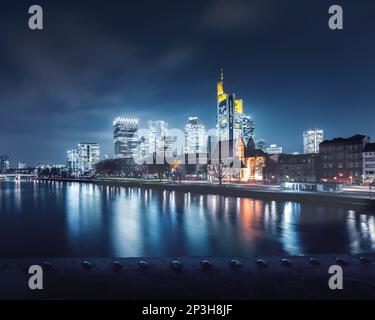 Magnifique vue bleue de Francfort la nuit depuis un pont - Francfort, Allemagne Banque D'Images