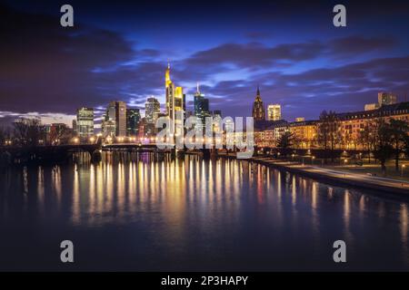 Horizon de Francfort la nuit - Francfort, Allemagne Banque D'Images