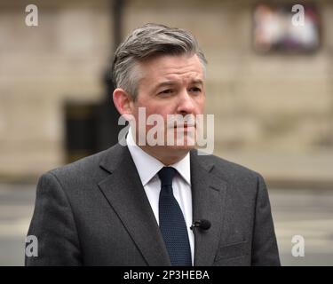 Londres, Angleterre, Royaume-Uni. 5th mars 2023. JONATHAN ASHWORTH, un membre du parti travailliste, et Shadow Work and Pensions Secretary, vu à l'extérieur des studios de la BBC avant d'apparaître sur "Sunday with Laura Kuenssberg" (Credit image: © Thomas Krych/ZUMA Press Wire) USAGE ÉDITORIAL SEULEMENT! Non destiné À un usage commercial ! Crédit : ZUMA Press, Inc./Alay Live News Banque D'Images