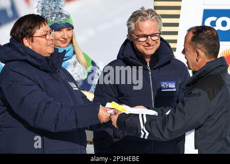 05 mars 2023, Slovénie, Planica: Ski nordique: Championnats du monde, conclusion. Enzo Smekar (r), Président de la Fédération slovène de ski, remet le drapeau de la FIS à Rita Ottervik, Maire de Trondheim (Norvège). Au milieu se trouve l'ancien skieur norvégien de fond Age Skinstad. Les prochains championnats du monde nordique de ski se tiendront à Trondheim, en Norvège, en 2025. Photo: Daniel Karmann/dpa Banque D'Images