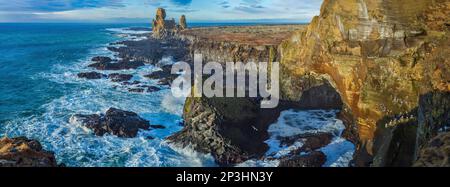 Rochers de basalte de Lonndrangar, phare de Malarrif, Islande Banque D'Images