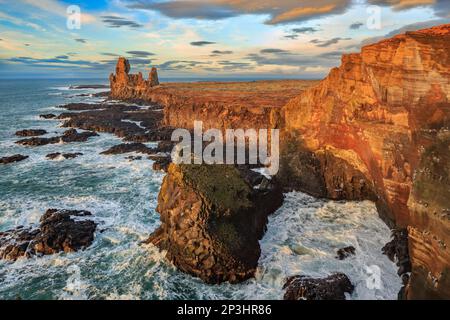 Rochers de basalte de Lonndrangar, phare de Malarrif, Islande Banque D'Images