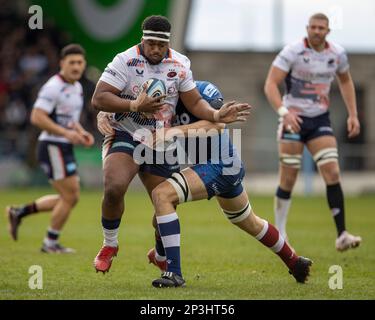 5th mars 2023 ; AJ Bell Stadium, Salford, Lancashire, Angleterre ; French Premiership Rugby, sale Sharks versus Saracens; Eroni Mawi de Saracens est abordé Banque D'Images