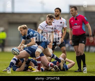 5th mars 2023 ; AJ Bell Stadium, Salford, Lancashire, Angleterre ; Anglais Premiership Rugby, sale Sharks versus Saracens; Gus Warr of sale Sharks passe le ballon Banque D'Images