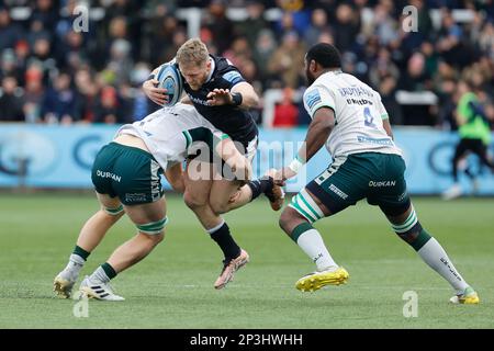 Newcastle le dimanche 5th mars 2023. Alex Tait de Newcastle Falcons est attaqué par Tom Pearson de London Irish lors du match Gallagher Premiership entre Newcastle Falcons et London Irish à Kingston Park, Newcastle, le dimanche 5th mars 2023. (Photo : Chris Lishman | MI News) Credit : MI News & Sport /Alay Live News Banque D'Images