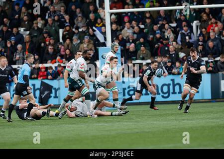 Newcastle le dimanche 5th mars 2023. Ben White de Londres passe irlandais lors du match Gallagher Premiership entre Newcastle Falcons et London Irish à Kingston Park, Newcastle, le dimanche 5th mars 2023. (Photo : Chris Lishman | MI News) Credit : MI News & Sport /Alay Live News Banque D'Images