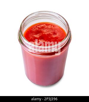 Pot en verre de sauce à la purée de tomates ouvert dans la vue du dessus isolé sur fond blanc, chemin d'écrêtage inclus Banque D'Images