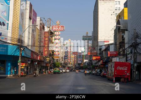 Chinatown, Bangkok, Thaïlande, 2023 Yaowarat Road, la rue principale de Chinatown à Bangkok, Chinatown est l'un des plus célèbres monuments de Bangkok. Banque D'Images