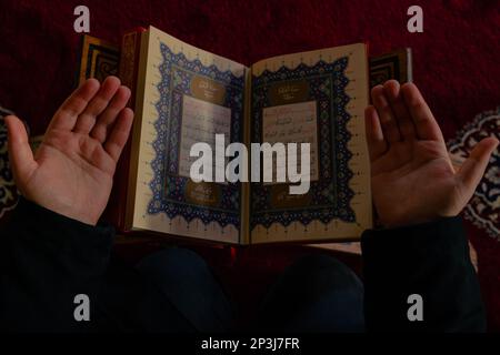 Photo de fond islamique. Homme musulman priant avec le Saint Coran dans la mosquée. Ramadan ou islamique ou lalat al-qadr ou kadir gecesi photo de fond. Banque D'Images