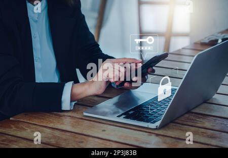 Concept d'authentification en deux étapes (2FA). Icône de clé et code de mot de passe s'affichant sur le smartphone pendant la connexion de l'employé sur un ordinateur portable, Identity veri Banque D'Images