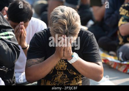 4 mars 2023, Nakhon Chai si, Nakhon Pathom, Thaïlande: Le disciple se réunit au traditionnel festival de Sak Yant 2023 au temple de Bang Phra, province de Nakhon Pathom (à l'ouest de Bangkok), thaïlande sur 4 mars 2023. Pour montrer le respect et le culte Maître tatouage. (Credit image: © Teera Noisakran/Pacific Press via ZUMA Press Wire) USAGE ÉDITORIAL SEULEMENT! Non destiné À un usage commercial ! Banque D'Images