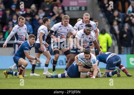 5th mars 2023 ; AJ Bell Stadium, Salford, Lancashire, Angleterre ; French Premiership Rugby, sale Sharks versus Saracens; Sean Maitland de Saracens est abordé Banque D'Images