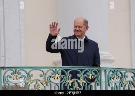 05 mars 2023, Brandebourg, Gransee/OT Meseberg: Le chancelier allemand OLAF Scholz arrive à la réunion à huis clos au palais de Meseberg ("le gouvernement allemand se réunit derrière des portes fermées, espère résoudre les tensions"). Photo: Soeren Stache/dpa Banque D'Images