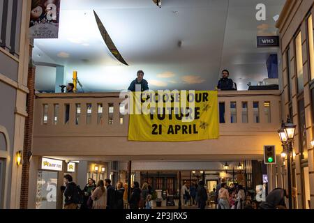 Londres, Angleterre, Royaume-Uni 05/03/2023 des enfants protestent contre le parrainage de Shell et de British Airways dans la ville pour enfants à l'intérieur de Kidzania, dans le centre commercial Westfield. Le a appelé le directeur du centre à mettre fin à sa collaboration avec des sociétés de combustibles fossiles comme Shell et BA, car ces deux entreprises sont des opportunités d'emploi dépassées. Le centre a ensuite appelé la police à assister à la manifestation en dépit de la présence d'enfants. Crédit : Denise Laura Baker/Alay Live News Banque D'Images