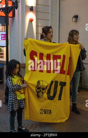 Londres, Angleterre, Royaume-Uni 05/03/2023 des enfants protestent contre le parrainage de Shell et de British Airways dans la ville pour enfants à l'intérieur de Kidzania, dans le centre commercial Westfield. Le a appelé le directeur du centre à mettre fin à sa collaboration avec des sociétés de combustibles fossiles comme Shell et BA, car ces deux entreprises sont des opportunités d'emploi dépassées. Le centre a ensuite appelé la police à assister à la manifestation en dépit de la présence d'enfants. Crédit : Denise Laura Baker/Alay Live News Banque D'Images