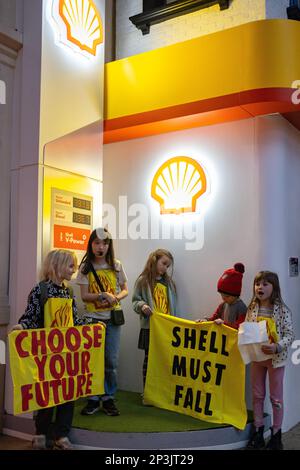 Londres, Angleterre, Royaume-Uni 05/03/2023 des enfants protestent contre le parrainage de Shell et de British Airways dans la ville pour enfants à l'intérieur de Kidzania, dans le centre commercial Westfield. Le a appelé le directeur du centre à mettre fin à sa collaboration avec des sociétés de combustibles fossiles comme Shell et BA, car ces deux entreprises sont des opportunités d'emploi dépassées. Le centre a ensuite appelé la police à assister à la manifestation en dépit de la présence d'enfants. Crédit : Denise Laura Baker/Alay Live News Banque D'Images