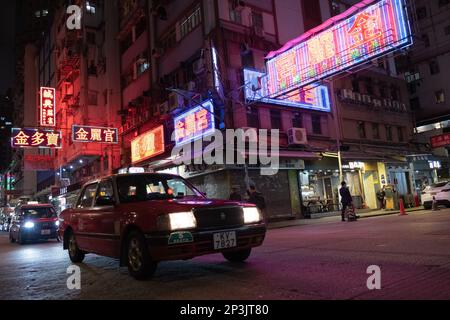 Signalisation au néon au Mong Kok - Club de karaoké Gam Lai Gung. Les panneaux de néon autrefois omniprésents de Hong Kong ont rapidement disparu de la vue au cours de la dernière décennie. À son apogée, il y avait des milliers de panneaux érigés à travers la ville, parfois empilés l'un sur l'autre. 17FEB23 SCMP / CONNOR MYCROFT Banque D'Images