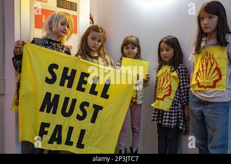 Londres, Angleterre, Royaume-Uni 05/03/2023 des enfants protestent contre le parrainage de Shell et de British Airways dans la ville pour enfants à l'intérieur de Kidzania, dans le centre commercial Westfield. Le a appelé le directeur du centre à mettre fin à sa collaboration avec des sociétés de combustibles fossiles comme Shell et BA, car ces deux entreprises sont des opportunités d'emploi dépassées. Le centre a ensuite appelé la police à assister à la manifestation en dépit de la présence d'enfants. Crédit : Denise Laura Baker/Alay Live News Banque D'Images