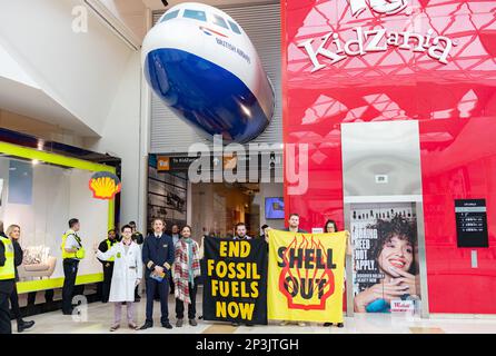 Londres, Angleterre, Royaume-Uni 05/03/2023 des enfants protestent contre le parrainage de Shell et de British Airways dans la ville pour enfants à l'intérieur de Kidzania, dans le centre commercial Westfield. Le a appelé le directeur du centre à mettre fin à sa collaboration avec des sociétés de combustibles fossiles comme Shell et BA, car ces deux entreprises sont des opportunités d'emploi dépassées. Le centre a ensuite appelé la police à assister à la manifestation en dépit de la présence d'enfants. Crédit : Denise Laura Baker/Alay Live News Banque D'Images