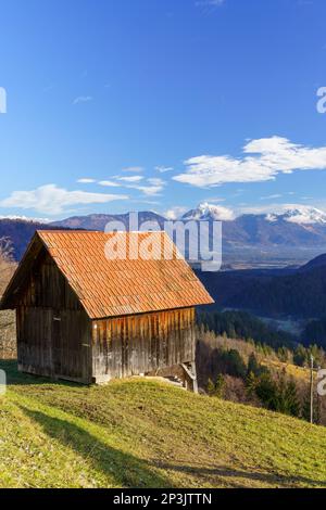 2023 01 01: Une cabane en face des Alpes Kamnik-Savinja Banque D'Images