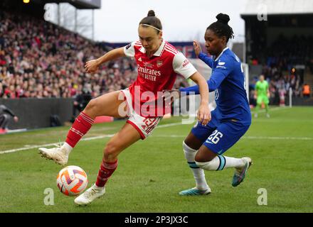 Arsenal's Caitlin Foord (à gauche) Kadeisha Buchanan, de Chelsea, lutte pour le ballon lors du match final de la FA Women's Continental Tires League Cup à Selhurst Park, Londres. Date de la photo: Dimanche 5 mars 2023. Banque D'Images