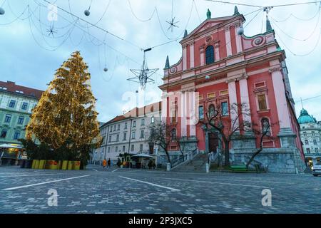 2023 01 02, Ljubljana, Slovénie : vue sur l'église franciscaine sur la place Preseren à l'heure de noël Banque D'Images