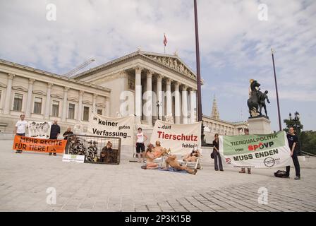 Vienne, Autriche. 3 septembre 2008. Démonstration de protection des animaux (VGT) devant le Parlement à Vienne. Bannière de lecture « plus de droits pour les animaux » Banque D'Images