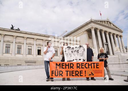 Vienne, Autriche. 3 septembre 2008. Démonstration de protection des animaux (VGT) devant le Parlement à Vienne. Bannière de lecture « plus de droits pour les animaux » Banque D'Images