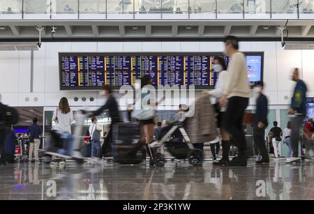 Les passagers arrivent à l'aéroport international de Hong Kong, Chek Lap Kok. L'Administration aéroportuaire de Hong Kong (AAHK) a annoncé dimanche les chiffres du trafic aérien de l'aéroport international de Hong Kong (HKIA) pour janvier 2023. Au cours du mois, le nombre de passagers à HKIA a atteint environ 2,1 millions, ce qui représente une augmentation annuelle d'environ 28 fois. 19FEB23 SCMP/Yik Yeung-man Banque D'Images