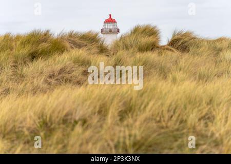 Talacre Beach point d'Ayr maison légère se faisant au-dessus des dunes de sable et des herbes. Banque D'Images