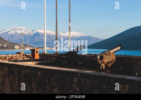 Herceg Novi ville, baie de Kotor, rues de Herzég Novi, Monténégro, avec le paysage de la vieille ville, église, forte Mare forteresse, côte Adriatique de la mer dans une journée ensoleillée Banque D'Images